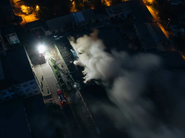 Luftaufnahme Eines Industriegebäudes Das Flammen Steht Nachtfeuer Rauch Himmel Starker — Stockfoto
