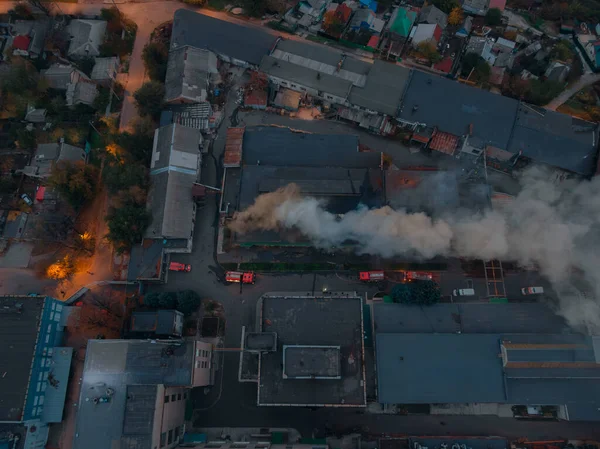 Luftaufnahme Eines Industriegebäudes Das Flammen Steht Nachtfeuer Rauch Himmel Starker — Stockfoto