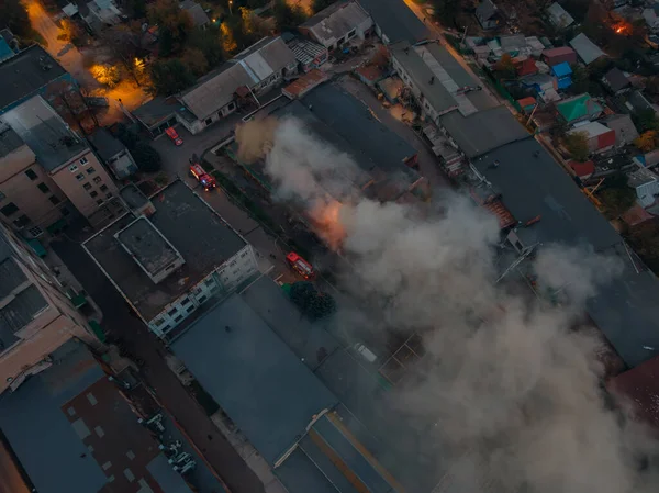 화재가 건물을 공중에서 것이다 창고에서는 하늘에서 연기가 피어난다 — 스톡 사진