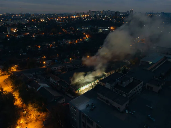 Légi Felvétel Egy Égő Ipari Épületről Éjszakai Tűz Füst Égen — Stock Fotó