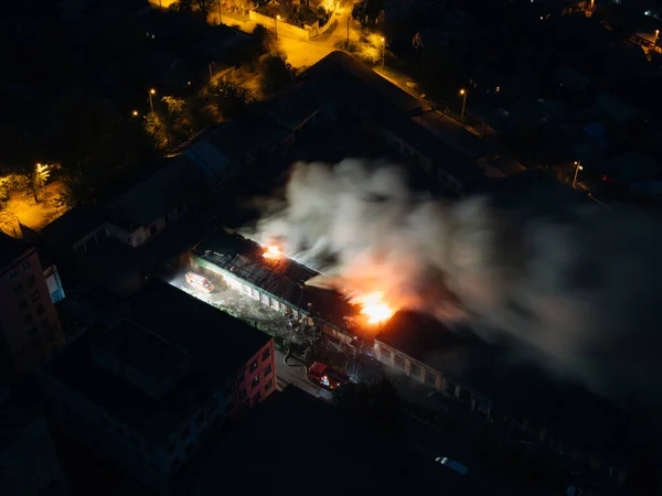 Yanan Bir Endüstriyel Binanın Havadan Görüntüsü Gece Yangını Duman Gökyüzünde — Stok fotoğraf