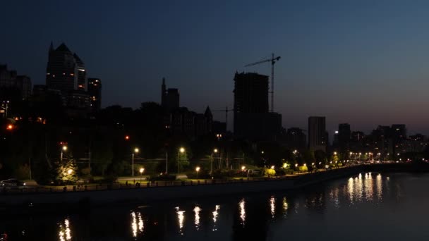 Vista Panorâmica Noturna Das Torres Arranha Céus Perto Rio Dnieper — Vídeo de Stock