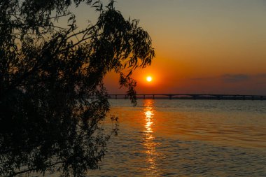 Gün batımında ya da gün doğumunda Dnipro şehrinin panoramik görüntüsü. Dnipro Nehri 'nde muhteşem bir gün batımı ve tarihi merkez manzarası. Sıcak günler. arkaplan resmi. Ukrayna şehri.