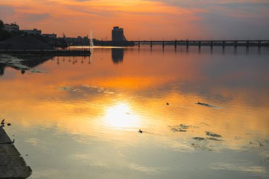 Gün batımında ya da gün doğumunda Dnipro şehrinin panoramik görüntüsü. Dnipro Nehri 'nde muhteşem bir gün batımı ve tarihi merkez manzarası. Sıcak günler. arkaplan resmi. Ukrayna şehri.
