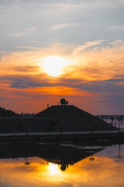 Gün batımında ya da gün doğumunda Dnipro şehrinin panoramik görüntüsü. Dnipro Nehri 'nde muhteşem bir gün batımı ve tarihi merkez manzarası. Sıcak günler. arkaplan resmi. Ukrayna şehri.