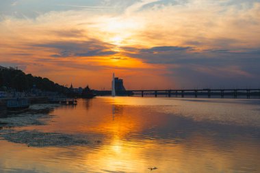 Gün batımında ya da gün doğumunda Dnipro şehrinin panoramik görüntüsü. Dnipro Nehri 'nde muhteşem bir gün batımı ve tarihi merkez manzarası. Sıcak günler. arkaplan resmi. Ukrayna şehri.