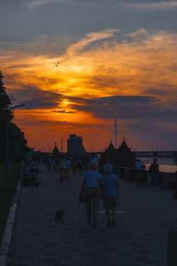 Gün batımında ya da gün doğumunda Dnipro şehrinin panoramik görüntüsü. Dnipro Nehri 'nde muhteşem bir gün batımı ve tarihi merkez manzarası. Sıcak günler. arkaplan resmi. Ukrayna şehri.