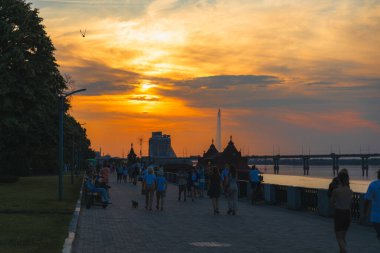 Gün batımında ya da gün doğumunda Dnipro şehrinin panoramik görüntüsü. Dnipro Nehri 'nde muhteşem bir gün batımı ve tarihi merkez manzarası. Sıcak günler. arkaplan resmi. Ukrayna şehri.
