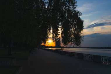 Gün batımında ya da gün doğumunda Dnipro şehrinin panoramik görüntüsü. Dnipro Nehri 'nde muhteşem bir gün batımı ve tarihi merkez manzarası. Sıcak günler. arkaplan resmi. Ukrayna şehri.