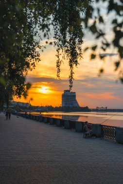 Gün batımında ya da gün doğumunda Dnipro şehrinin panoramik görüntüsü. Dnipro Nehri 'nde muhteşem bir gün batımı ve tarihi merkez manzarası. Sıcak günler. arkaplan resmi. Ukrayna şehri.