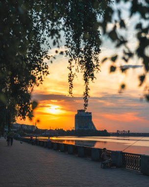 Gün batımında ya da gün doğumunda Dnipro şehrinin panoramik görüntüsü. Dnipro Nehri 'nde muhteşem bir gün batımı ve tarihi merkez manzarası. Sıcak günler. arkaplan resmi. Ukrayna şehri.