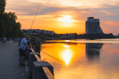 Gün batımında ya da gün doğumunda Dnipro şehrinin panoramik görüntüsü. Dnipro Nehri 'nde muhteşem bir gün batımı ve tarihi merkez manzarası. Sıcak günler. arkaplan resmi. Ukrayna şehri.