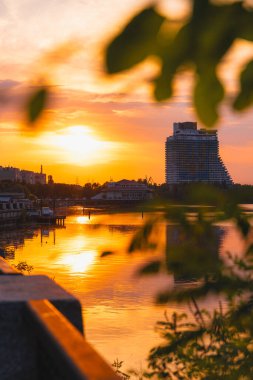 Gün batımında ya da gün doğumunda Dnipro şehrinin panoramik görüntüsü. Dnipro Nehri 'nde muhteşem bir gün batımı ve tarihi merkez manzarası. Sıcak günler. arkaplan resmi. Ukrayna şehri.