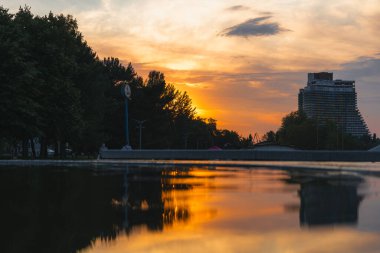 Gün batımında ya da gün doğumunda Dnipro şehrinin panoramik görüntüsü. Dnipro Nehri 'nde muhteşem bir gün batımı ve tarihi merkez manzarası. Sıcak günler. arkaplan resmi. Ukrayna şehri.