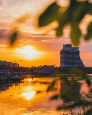 Gün batımında ya da gün doğumunda Dnipro şehrinin panoramik görüntüsü. Dnipro Nehri 'nde muhteşem bir gün batımı ve tarihi merkez manzarası. Sıcak günler. arkaplan resmi. Ukrayna şehri.