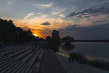 Gün batımında ya da gün doğumunda Dnipro şehrinin panoramik görüntüsü. Dnipro Nehri 'nde muhteşem bir gün batımı ve tarihi merkez manzarası. Sıcak günler. arkaplan resmi. Ukrayna şehri.