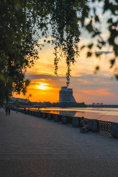 Gün batımında ya da gün doğumunda Dnipro şehrinin panoramik görüntüsü. Dnipro Nehri 'nde muhteşem bir gün batımı ve tarihi merkez manzarası. Sıcak günler. arkaplan resmi. Ukrayna şehri.
