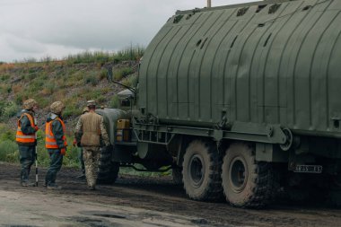 Ukrayna ordusunun Pontoon köprüsü. Yok edilen köprünün yakınına geçici bir geçit kurulmuş. Askerler duba feribotu topluyor. DNIPRO, Nikopol 26 Mayıs 2020