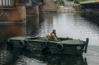 Ukrayna ordusunun Pontoon köprüsü. Yok edilen köprünün yakınına geçici bir geçit kurulmuş. Askerler duba feribotu topluyor. DNIPRO, Nikopol 26 Mayıs 2020