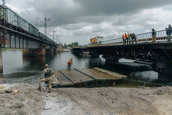 Ukrayna ordusunun Pontoon köprüsü. Yok edilen köprünün yakınına geçici bir geçit kurulmuş. Askerler duba feribotu topluyor. DNIPRO, Nikopol 26 Mayıs 2020