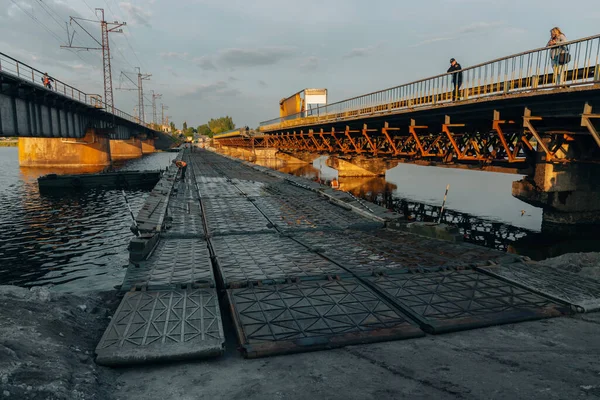 Γέφυρα Του Ουκρανικού Στρατού Εγκατάσταση Προσωρινής Διέλευσης Κοντά Στην Κατεστραμμένη — Φωτογραφία Αρχείου