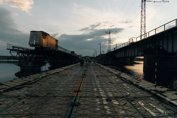 Понтонний Міст Української Армії Встановлення Тимчасової Переправи Біля Зруйнованого Мосту — стокове фото