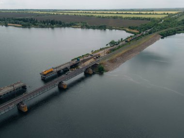 Ukrayna ordusunun Pontoon köprüsü. Yok edilen köprünün yakınına geçici bir geçit kurulmuş. Askerler duba feribotu topluyor. İHA 'nın üst görüntüsü. Nikopol, UKRAINE 26 Mayıs 2020