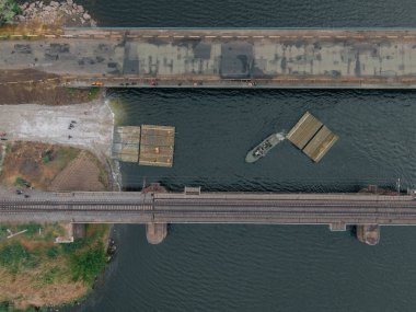 Ukrayna ordusunun Pontoon köprüsü. Yok edilen köprünün yakınına geçici bir geçit kurulmuş. Askerler duba feribotu topluyor. İHA 'nın üst görüntüsü. Nikopol, UKRAINE 26 Mayıs 2020
