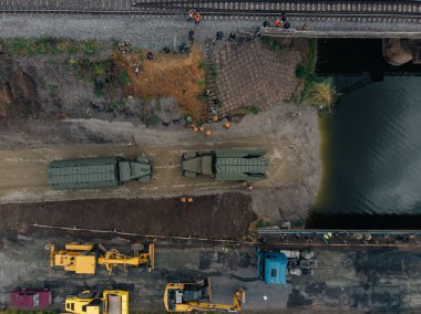 Ukrayna ordusunun Pontoon köprüsü. Yok edilen köprünün yakınına geçici bir geçit kurulmuş. Askerler duba feribotu topluyor. İHA 'nın üst görüntüsü. Nikopol, UKRAINE 26 Mayıs 2020