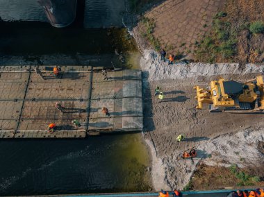 Ukrayna ordusunun Pontoon köprüsü. Yok edilen köprünün yakınına geçici bir geçit kurulmuş. Askerler duba feribotu topluyor. İHA 'nın üst görüntüsü. Nikopol, UKRAINE 26 Mayıs 2020
