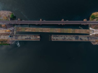 Ukrayna ordusunun Pontoon köprüsü. Yok edilen köprünün yakınına geçici bir geçit kurulmuş. Askerler duba feribotu topluyor. İHA 'nın üst görüntüsü. Nikopol, UKRAINE 26 Mayıs 2020