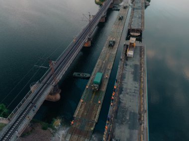 Ukrayna ordusunun Pontoon köprüsü. Yok edilen köprünün yakınına geçici bir geçit kurulmuş. Askerler duba feribotu topluyor. İHA 'nın üst görüntüsü. Nikopol, UKRAINE 26 Mayıs 2020