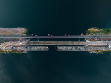 Ukrayna ordusunun Pontoon köprüsü. Yok edilen köprünün yakınına geçici bir geçit kurulmuş. Askerler duba feribotu topluyor. İHA 'nın üst görüntüsü. Nikopol, UKRAINE 26 Mayıs 2020
