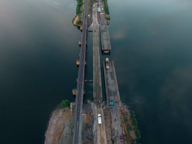 Ukrayna ordusunun Pontoon köprüsü. Yok edilen köprünün yakınına geçici bir geçit kurulmuş. Askerler duba feribotu topluyor. İHA 'nın üst görüntüsü. Nikopol, UKRAINE 26 Mayıs 2020