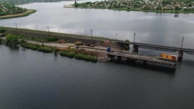 Ukrayna ordusunun Pontoon köprüsü. Yok edilen köprünün yakınına geçici bir geçit kurulmuş. Askerler duba feribotu topluyor. Bir İHA 'dan üst görünüm. 
