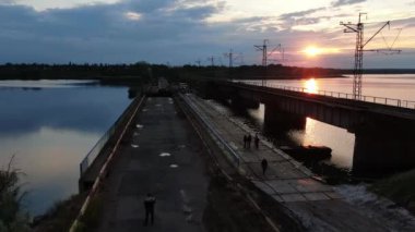 Ukrayna ordusunun Pontoon köprüsü. Yok edilen köprünün yakınına geçici bir geçit kurulmuş. Askerler duba feribotu topluyor. Bir İHA 'dan üst görünüm. 