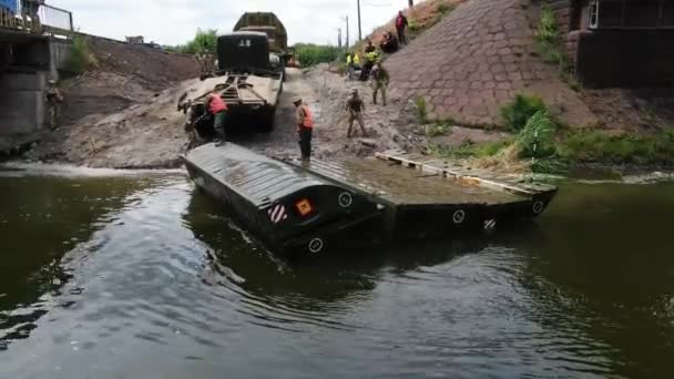 Puente Pontón Del Ejército Ucraniano Instalación Cruce Temporal Cerca Del — Vídeo de stock