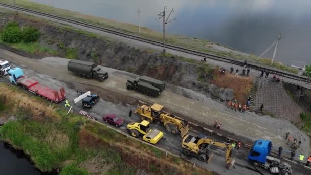 乌克兰军队的庞顿桥 在被毁桥梁附近设置一个临时过境点 士兵们收集浮桥渡船 无人机的俯瞰 — 图库视频影像