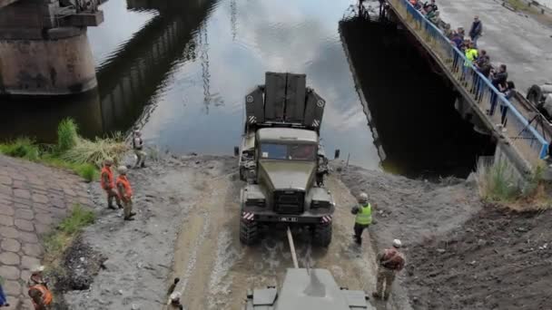 Most Pontonowy Armii Ukraińskiej Instalacja Przejściowego Przejścia Pobliżu Zniszczonego Mostu — Wideo stockowe