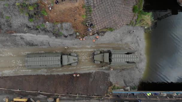 Ukrayna Ordusunun Pontoon Köprüsü Yok Edilen Köprünün Yakınına Geçici Bir — Stok video