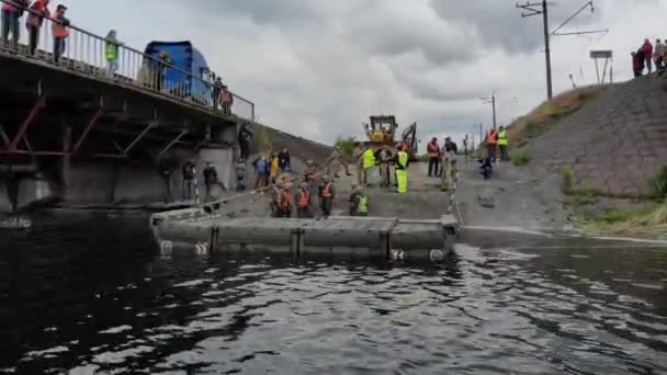 Jembatan Pontoon Tentara Ukraina Pemasangan Penyeberangan Sementara Dekat Jembatan Yang — Stok Video