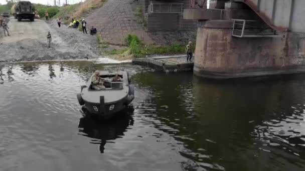 Ponte Pontão Exército Ucraniano Instalação Cruzamento Temporário Perto Ponte Destruída — Vídeo de Stock