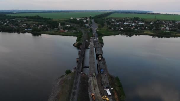 乌克兰军队的庞顿桥 在被毁桥梁附近设置一个临时过境点 士兵们收集浮桥渡船 无人机的俯瞰 — 图库视频影像