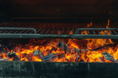 Isıtılmış kömür ızgarası ve ızgara barbekü için hazır. Yanan kömüre yakın çekim. Siyah arka planda yanan kömürler. Yemeğinizin konmasını bekliyorsunuz.