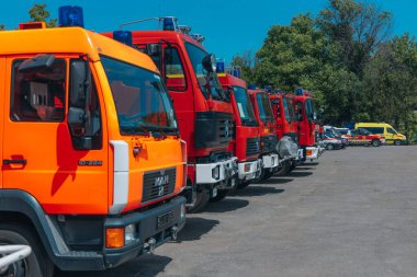 Kurtarma araçlarının Ukrayna 'ya nakli. İtfaiye. İtfaiyecilik ve kurbanlara yardım. Yeni arabalar. Yardım edin! DNIPRO, UKRAINE Haziran 06, 2023