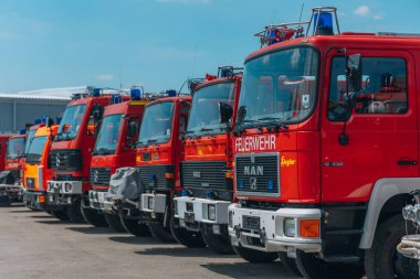 Kurtarma araçlarının Ukrayna 'ya nakli. İtfaiye. İtfaiyecilik ve kurbanlara yardım. Yeni arabalar. Yardım edin! DNIPRO, UKRAINE Haziran 06, 2023