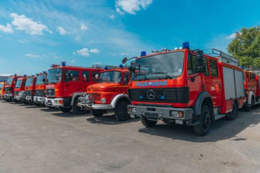 Kurtarma araçlarının Ukrayna 'ya nakli. İtfaiye. İtfaiyecilik ve kurbanlara yardım. Yeni arabalar. Yardım edin! DNIPRO, UKRAINE Haziran 06, 2023