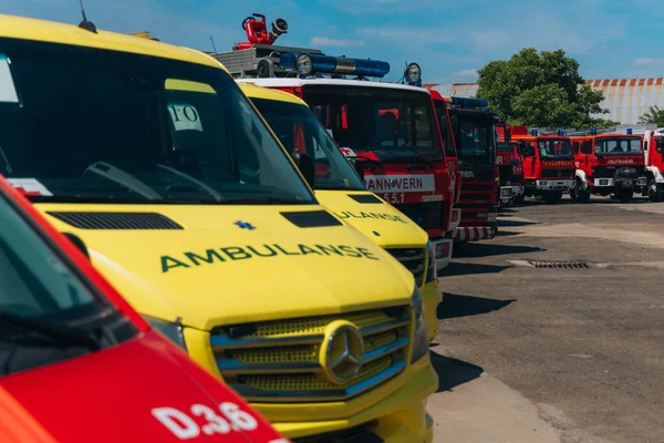 Overdracht Van Reddingsvoertuigen Naar Oekraïne Brandweerwagens Brandbestrijding Bijstand Aan Slachtoffers — Stockfoto