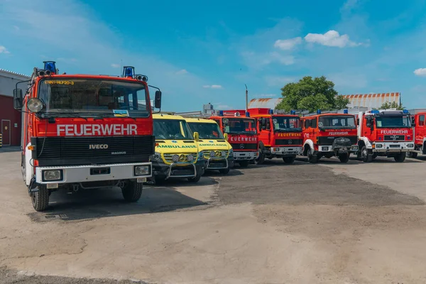 Transfer Von Rettungsfahrzeugen Die Ukraine Feuerwehrfahrzeuge Brandbekämpfung Und Opferhilfe Neuwagen — Stockfoto