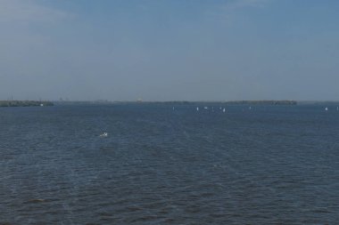 28 Temmuz 'da, Ukrayna' nın Dnipro kentinde, Olimpiyat sınıfı yelkencilik kupası düzenlendi. Turnuva Dinyeper 'in sularında gerçekleşiyor. Yatçılar mı? Spor müsabakası. DNIPRO, UKRAINE 25 Temmuz 2023